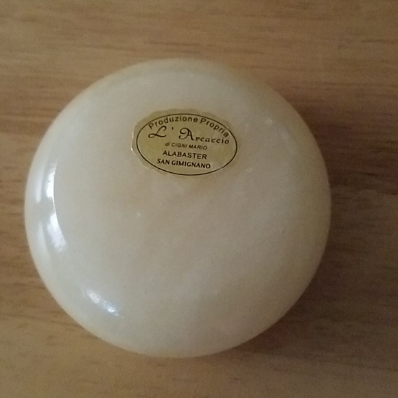 SOLD - Italian alabaster lidded pot from San Gimignano - Picture 3 of 4